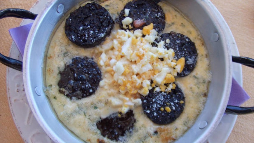 Morcilla con bacon y huevo