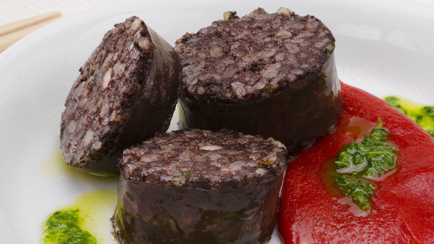 Morcilla de arroz en salsa de tomate