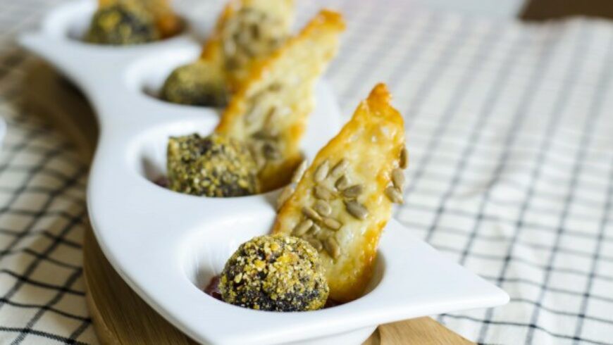 Montadito de morcilla con crujiente de queso